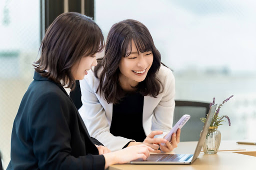 ④【9:00】仕事中は補正下着でバストをサポート！